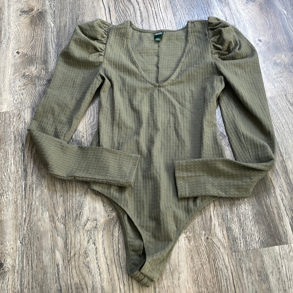 Wild Fable Women’s Olive Green Long Sleeve Pouf Shoulder Bodysuit, size medium